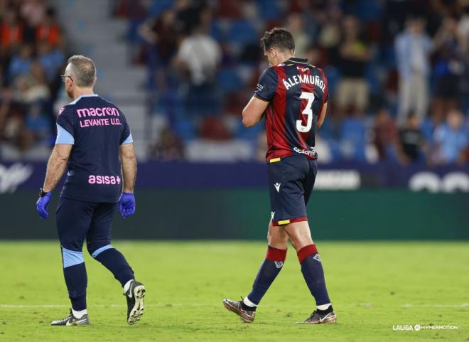 Álex Muñoz se fue lesionado en el Levante UD - Racing Ferrol (Foto: LALIGA).
