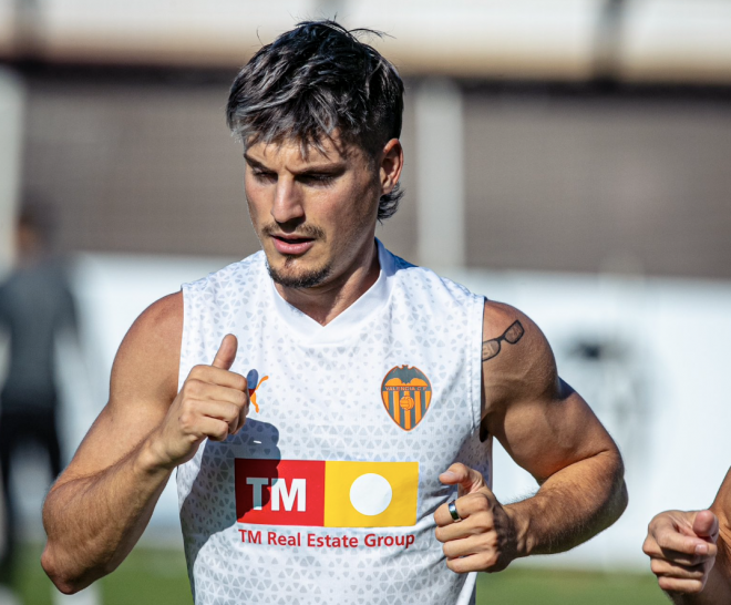 Sergi Canós entrenando con el Valencia CF