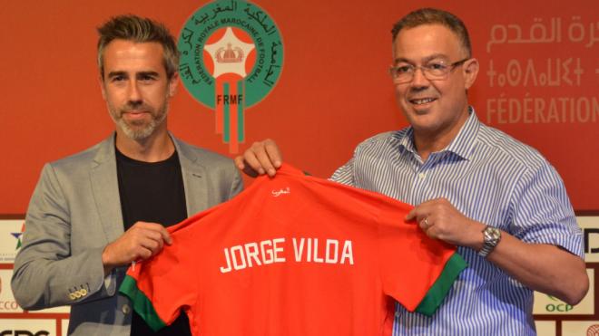 Vilda posando con la camiseta de la selección de Marruecos.