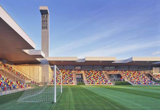 El bonito estadio de Lasesarre, sin columnas, modernista y colorido. Una obra del arquitecto Eduardo Arroyo.