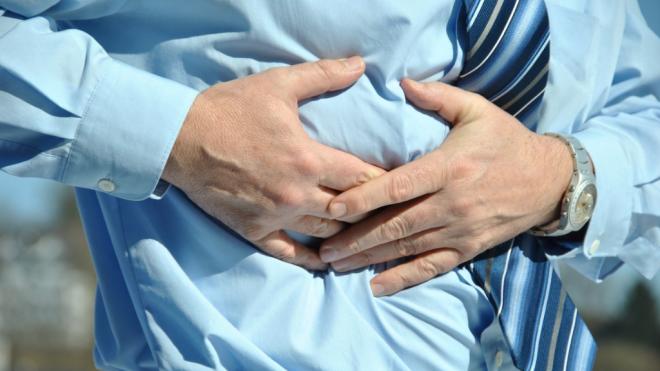 El dolor en el abdomen o en el pecho es uno de los síntomas más comunes de la hernia de hiato.