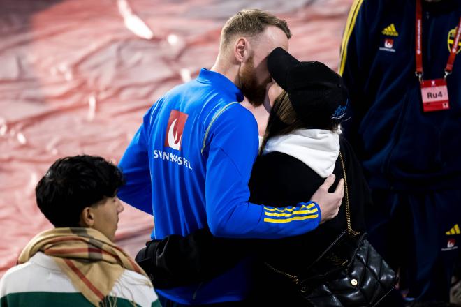 El portero sueco, Viktor Johansson, besa a su pareja tras encontrarla entre los miles de hinchas qu