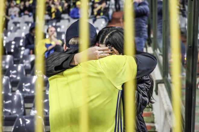 Hinchas suecos se abrazan en la grada tras conocer la noticia del atentado