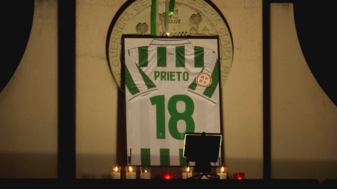 La afición del Córdoba recuerda a Álvaro Prieto.