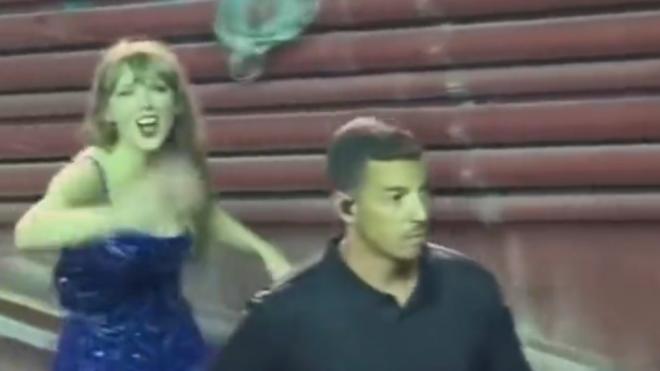 Taylor Swift junto al guardasepsladas (@AlertaNews24)