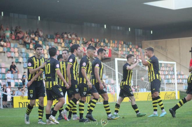 Los jugadores del Barakaldo celebran un gol esta temporada (Foto: Eneritz - Barakaldo CF).