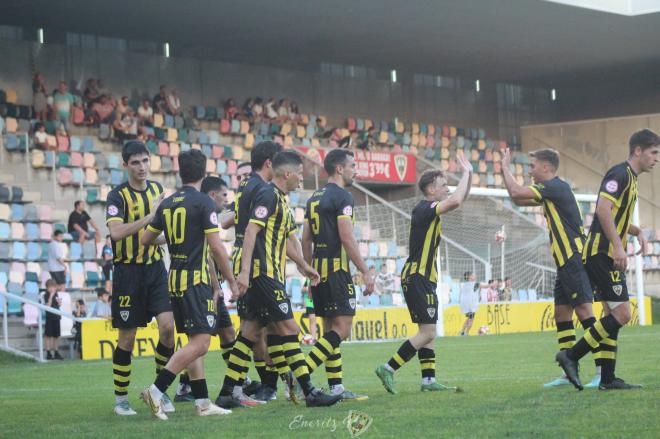 Los jugadores del Barakaldo de Imanol de la Sota celebran un gol esta temporada (Foto: Eneritz - Barakaldo CF).