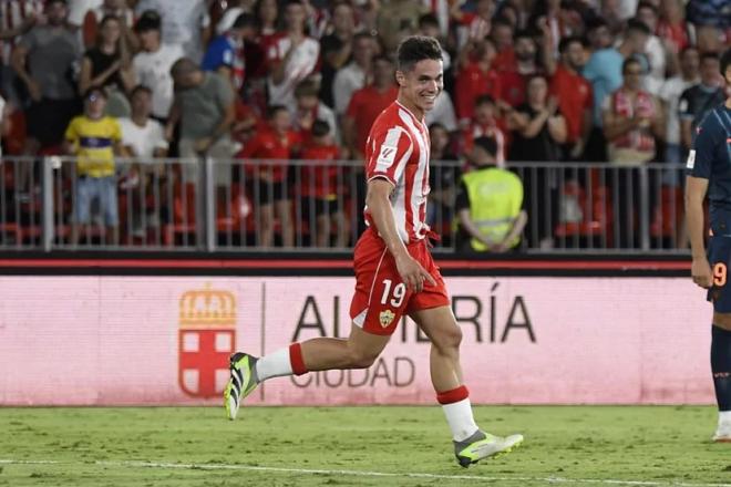 Sergio Arribas celebra uno de sus goles con el Almería. (Fuente: EFE).