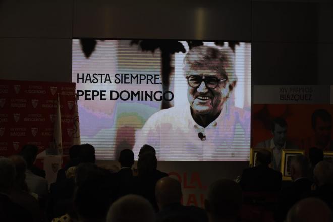 El sentido homenaje del Sevilla a Pepe Domingo Castaño en los Premios Blázquez (Foto: Kiko Hurtado)