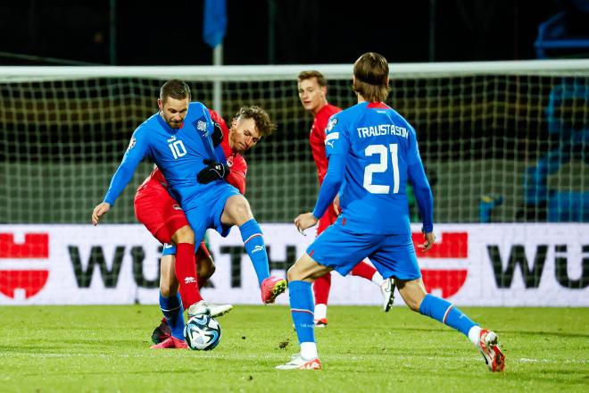 Gylfi Sigurdsson pelea por un balón en el Islandia-Liechtenstein (Foto: Cordon Press).