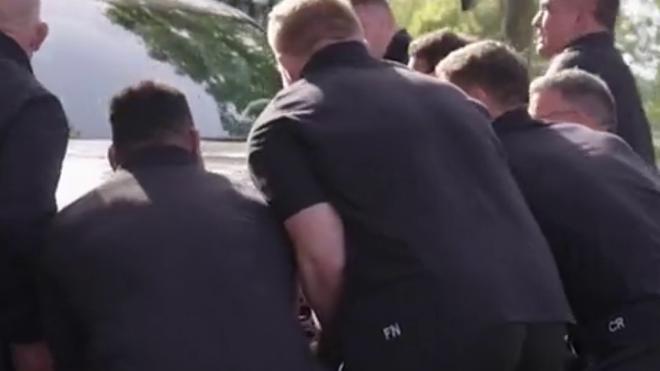 Los All Blacks demuestran su fuerza en Francia: cargan un coche para que pase su autobús