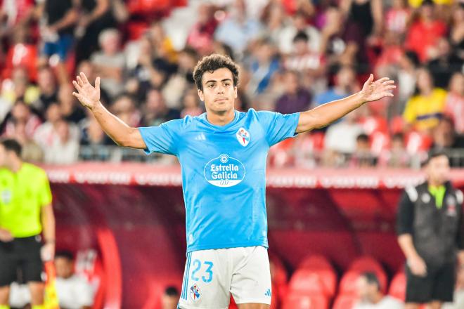 Manu Sánchez levanta los brazos en un partido del Celta de Vigo (FOTO: Cordón Press).