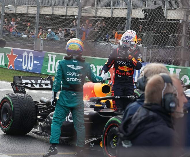 Max Verstappen y Fernando Alonso, en el GP de Países Bajos (Foto: Cordon Press).