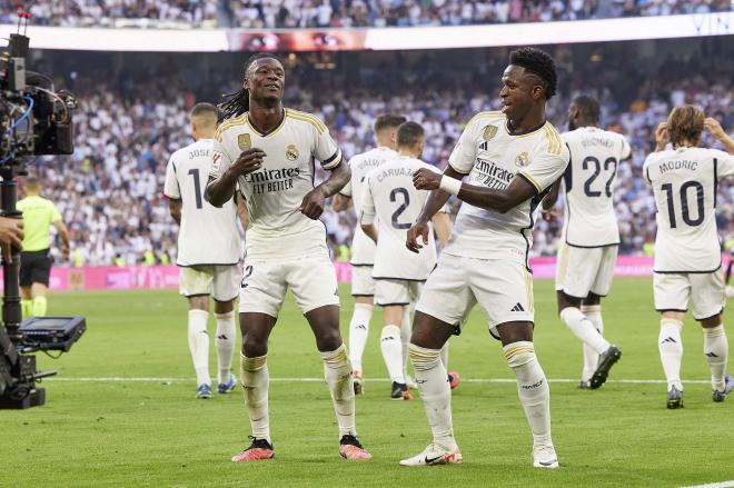 Camavinga bailando junto a Vinicius tras un gol del Real Madrid.