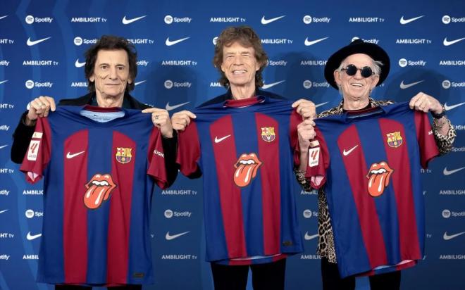 Los Rolling Stones posando con la camiseta del Barcelona para el Clásico. Foto: Cordon Press.