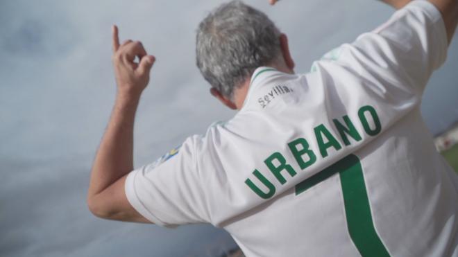 Urbano Álvarez con la camiseta del Betis.