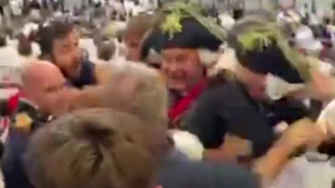 Vestidos de Napoleón la lían en las gradas del Mundial de Rugby: se pelean con los ingleses antes