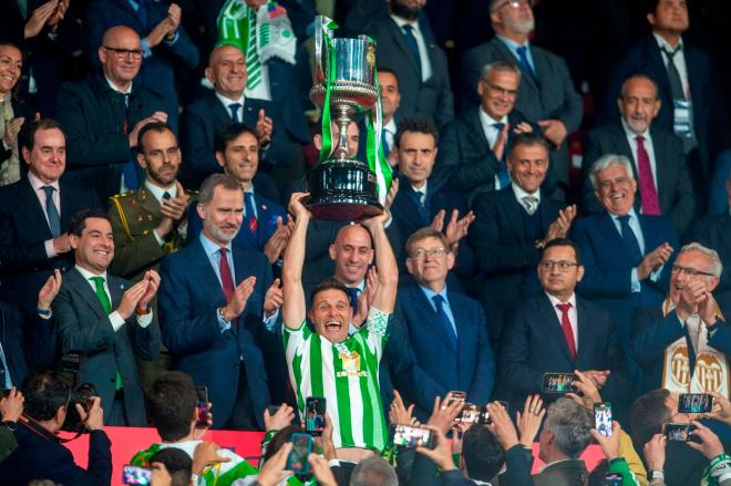 Joaquín levantando la Copa del Rey (Foto vía: Juanjo Úbeda)