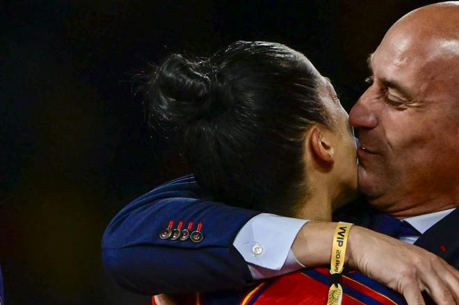 El polémico beso de Luis Rubiales a Jenni Hermoso (FOTO: Cordón Press).