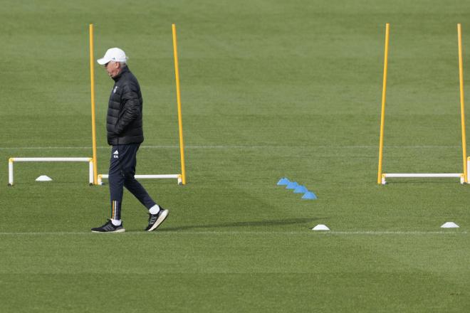 Carlo Ancelotti, en un entrenamiento con el Real Madrid (Foto: EFE).