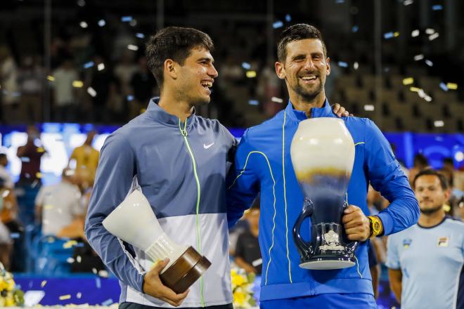 Carlos Alcaraz sonriendo junto a Novak Djokovic.