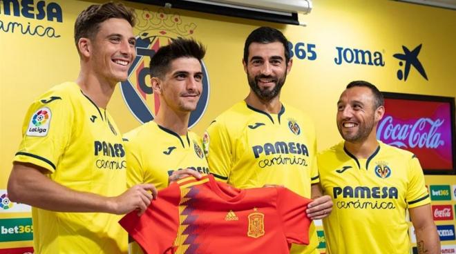 Cazorla y Albiol, junto a Gerard Moreno y Pau Torres con la camiseta de España.