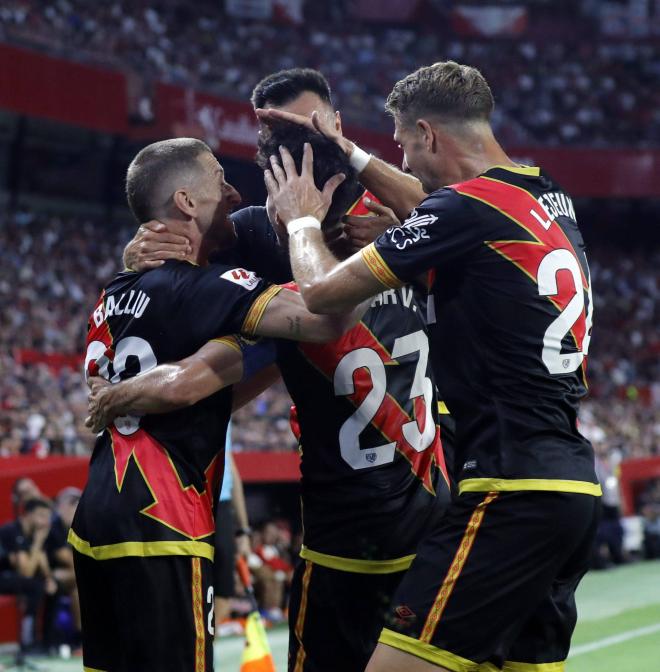 El Rayo Vallecano celebrando un gol contra el Sevilla.