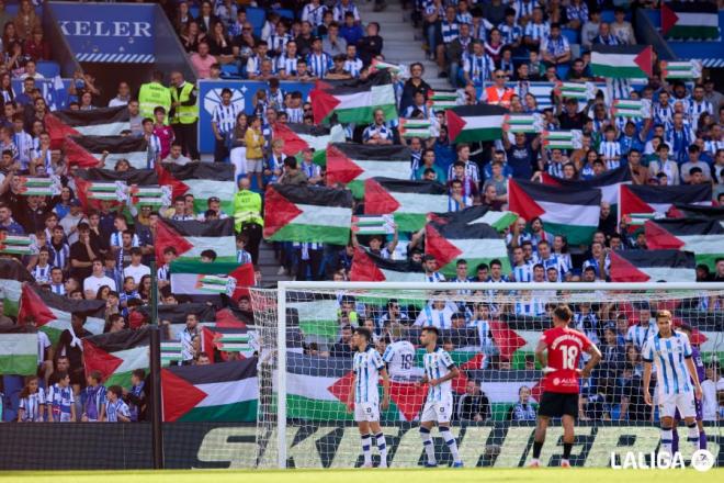En el Reale Arena se desplegaron banderas en apoyo a Palestina (Foto: LaLiga).