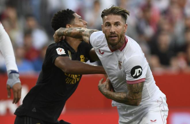 Sergio Ramos golpea a Jude Bellingham en el Sevilla-Real Madrid. (Foto: Kiko Hurtado)