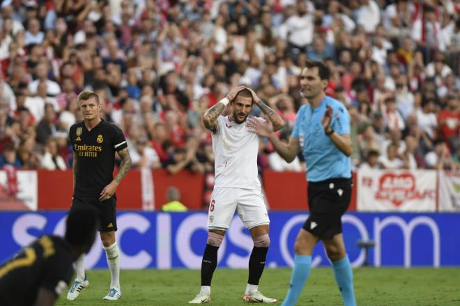 Gudelj, ante De Burgos Bengoetxea, lamentando una acción (Foto: Kiko Hurtado). 