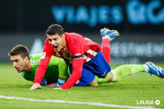 Morata cae ante Iván Villar en la acción del penalti (Foto: LaLiga).