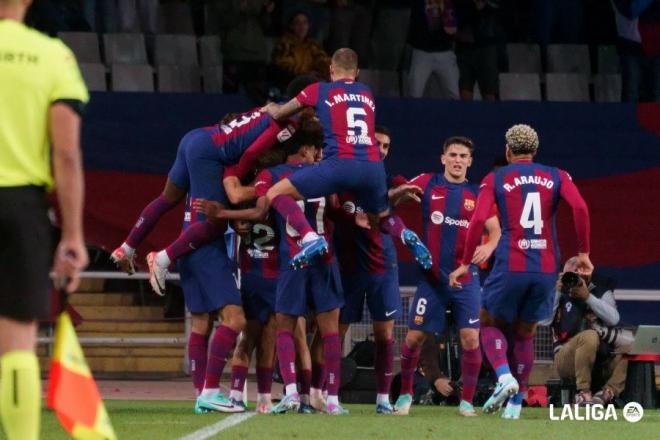 Los jugadores del FC Barcelona celebran el gol de Marc Guiu (Foto: LALIGA).