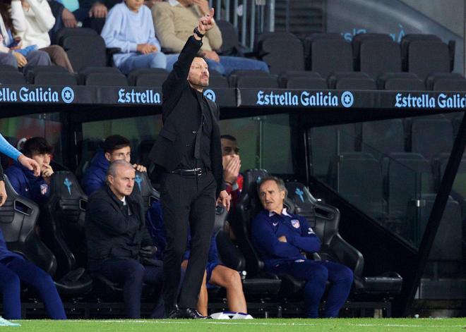 Simeone da indicaciones durante el Celta-Atlético de Madrid (Foto: Cordon Press).