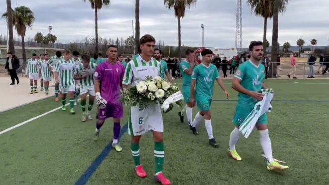 El filial del Córdoba homenajea a Álvaro Prieto antes de su partido: ramo de flores y camiseta co
