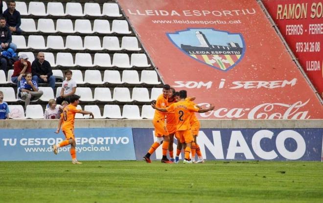 El VCF Mestalla celebra un gol en Lleida.
