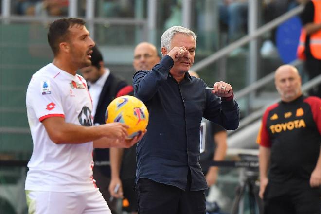 José Mourinho y sus gestos de lloro al banquillo del Monza (Foto: Cordon Press).