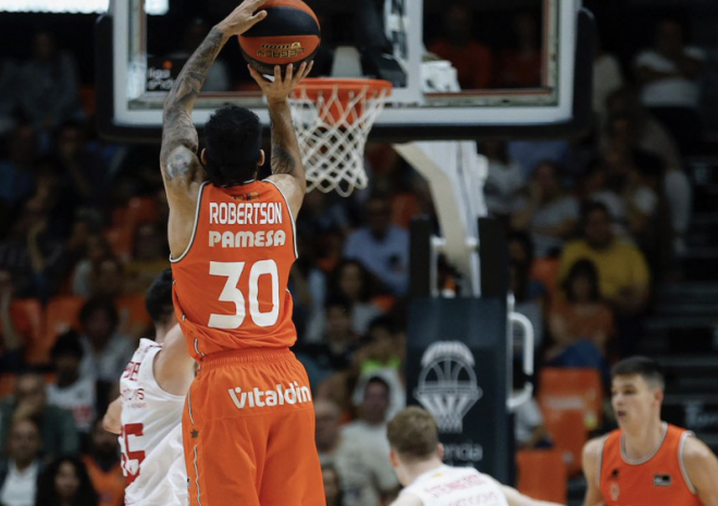 Kassius Robertson le da a Valencia Basket la quinta victoria consecutiva (84-79)