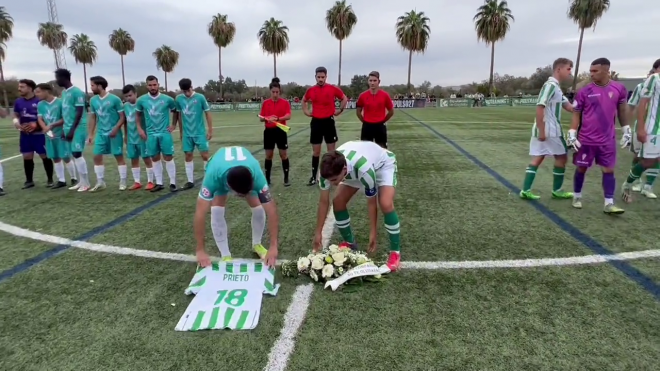 Los capitanes del Córdoba B y Pozoblanco homenajean a Álvaro Prieto.