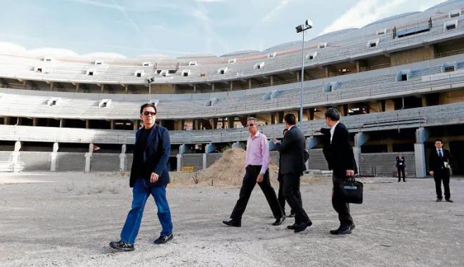 Peter Lim visita el Nou Mestalla hace una década