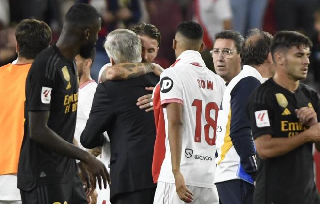 Sergio Ramos abraza a Carlo Ancelotti tras el Sevilla-Real Madrid (Foto: Kiko Hurtado).