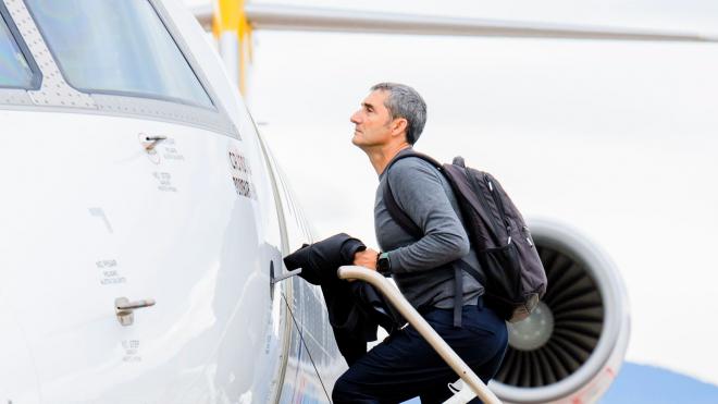 Ernesto Valverde sube al avión de su equipo para viajar a Barcelona (Foto: Athletic Club).