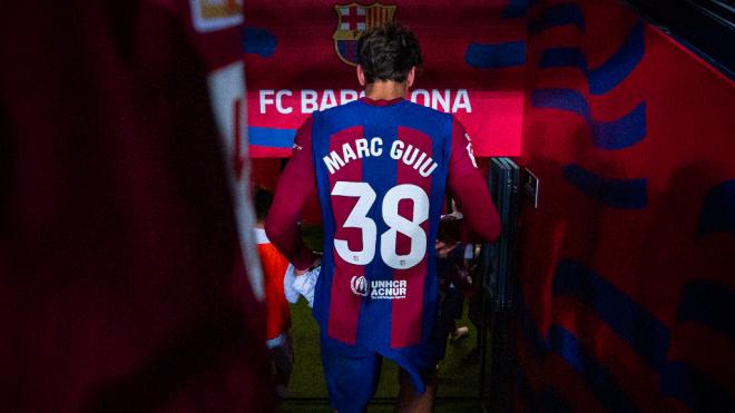 Marc Guiu volviendo a los vestuarios tras su gran noche (Foto: FC Barcelona)