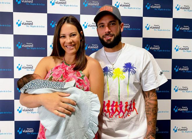 Jessica Bueno y Jota Peleteiro tras el nacimiento de su hijo Alejandro (Cordon Press)