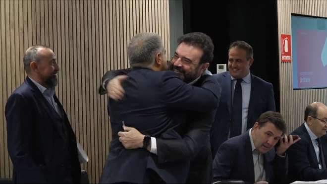 El abrazo entre Joan Laporta y José Ángel Sánchez.