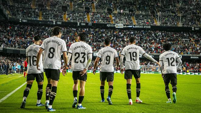 El equipo celebra uno de los goles en el Valencia-Cádiz