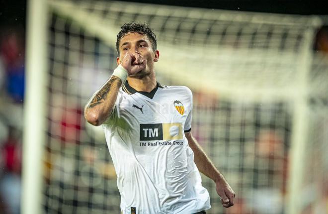 Hugo Duro celebra su gol al Cádiz CF en Mestalla.