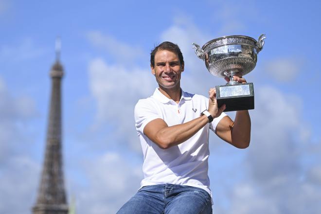 Rafa Nadal con el trofeo de Roland Garros. (Foto: Cordon Press)