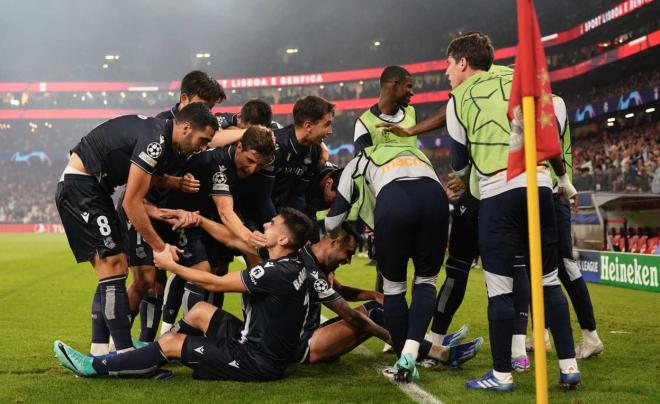 Los jugadores de la Real celebran el gol de Brais en el Estadio da Luz (Foto: Real Sociedad).