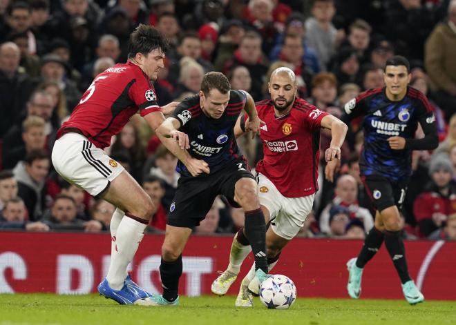 Maguire y Amrabat presionan a Claesson (FOTO: Cordón Press).
