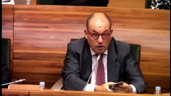 Marí Olano lee el informe jurídico en el pleno en que se trató el Nou Mestalla.